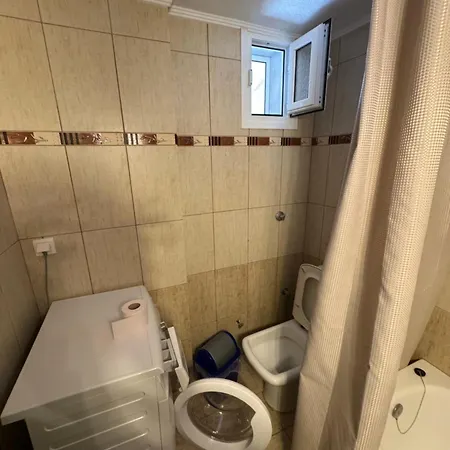 Up & High Apartment *